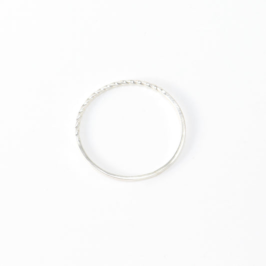 Simple Ring.  Tight Half Twist