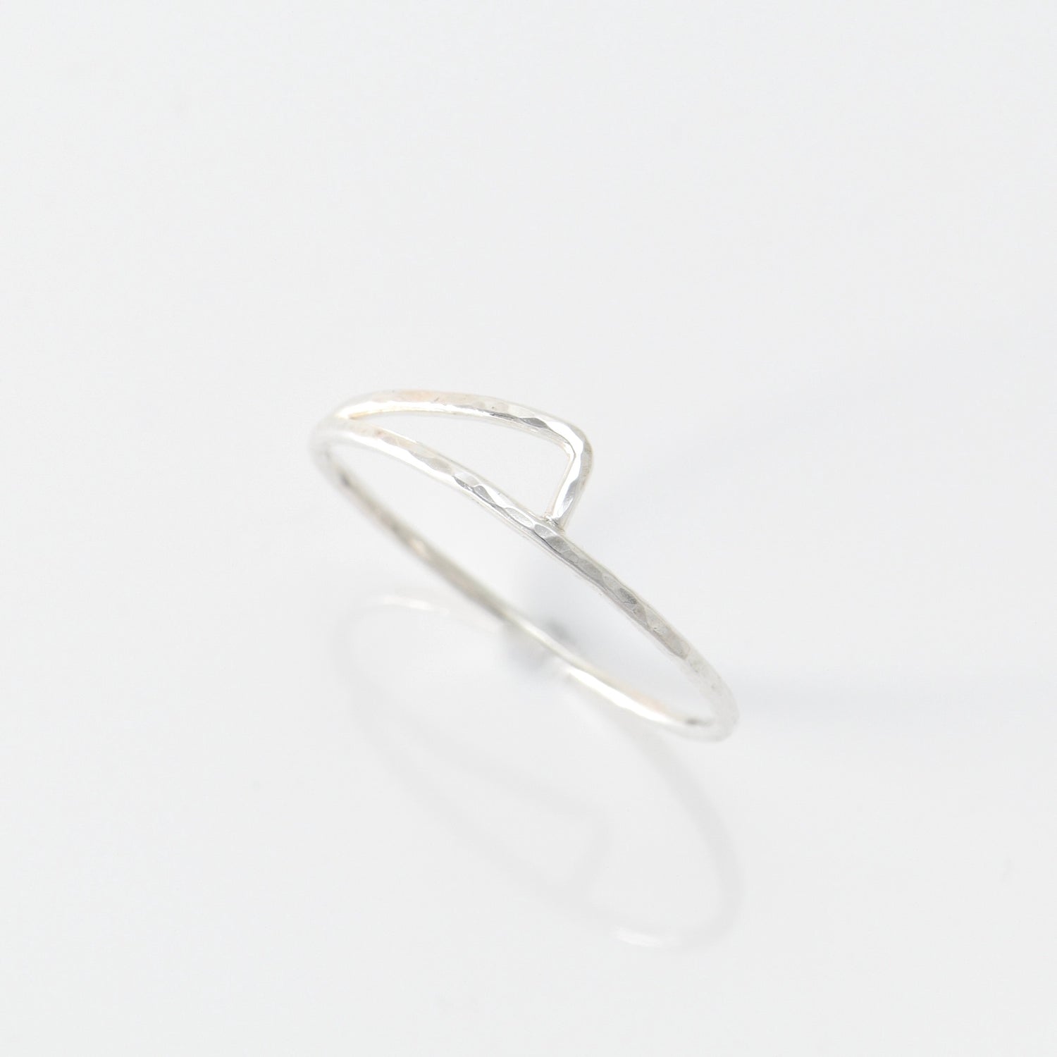 Hammered finish on sterling silver lightweight ring that "expands" then comes back together